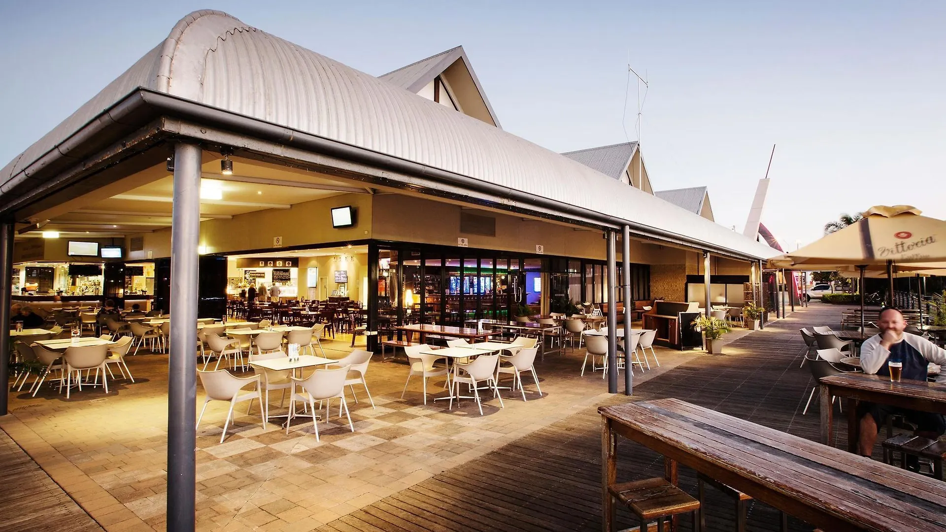 Nightcap At Kawana Waters Hotel